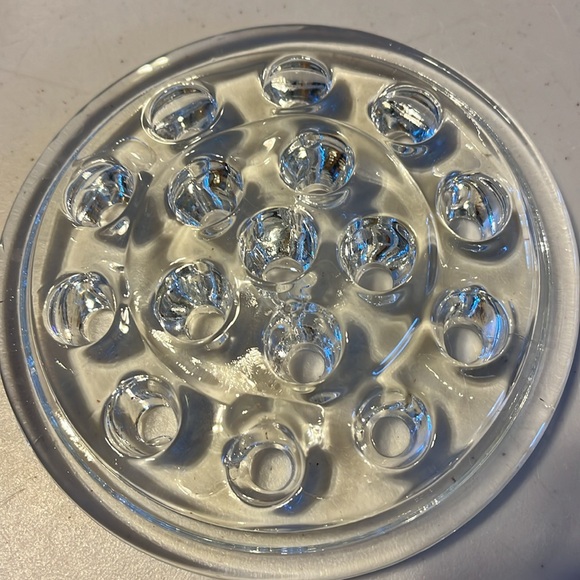 Vintage 16 hole clear flower,frog  on the front good cond back has a few slashes - Picture 2 of 5